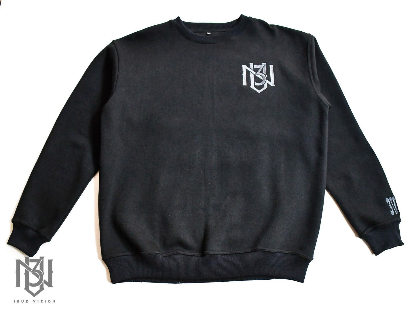 BADGE SWEATSHIRT (BLACK ON BLACK ) - 3rue Vizion