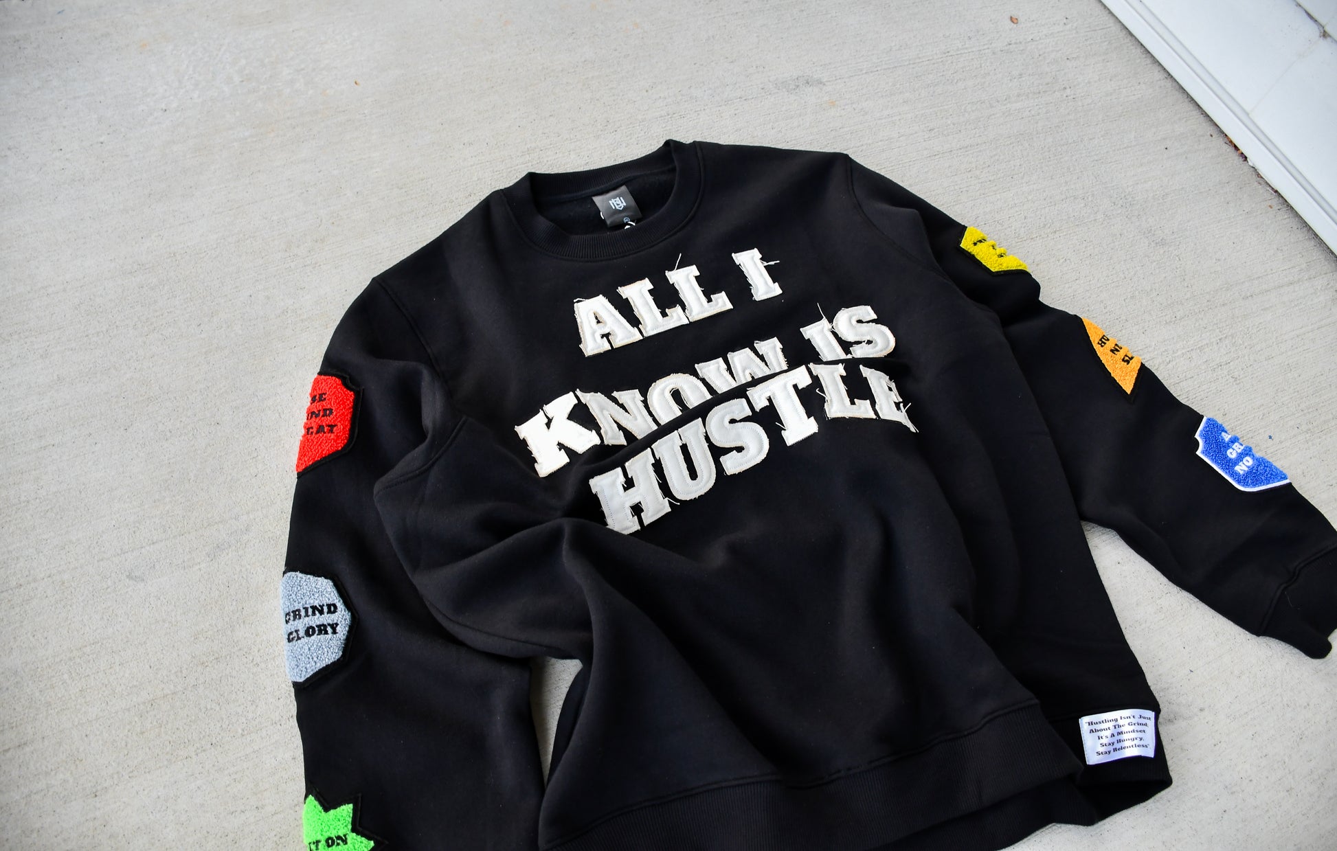 ALL I KNOW IS HUSTLE - CREWNECK SWEATSHIRT 3rue Vizion